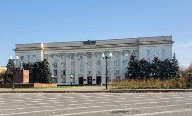 Lovitură pentru moralul armatei lui Putin: Steagul rusesc a fost jos de pe clădirea consiliului municipal din Herson