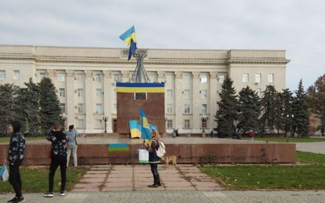 Steagurile Ucrainei și UE flutură în centrul Herson