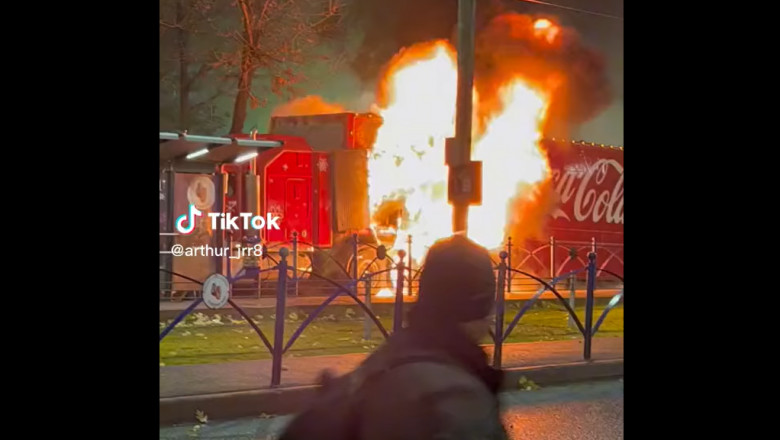 Celebrul camion Coca-Cola al lui Moș Crăciun a luat foc în București VIDEO