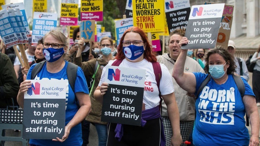Zeci de mii de asistente medicale britanice vor intra pentru prima dată în grevă, în acest an, pentru salarii mai bune
