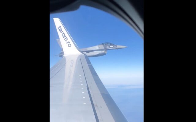 Șeful NATO, Jens Stoltenberg, salută dintr-un avion TAROM aeronava escortă F-16