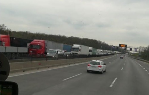Coloană de camioane de 13 kilometri, la Nădlac II. Ungaria a interzis intrarea TIR-urilor pentru că s-a celebrat Ziua Tuturor Sfinţilor