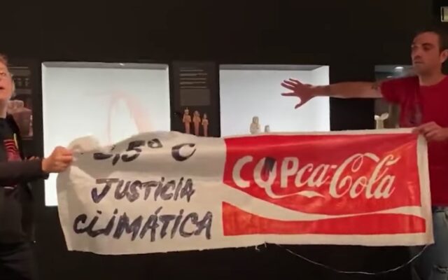 Activişti de mediu au stropit cu Coca-Cola o mumie egipteană dintr-o expoziţie în Spania VIDEO