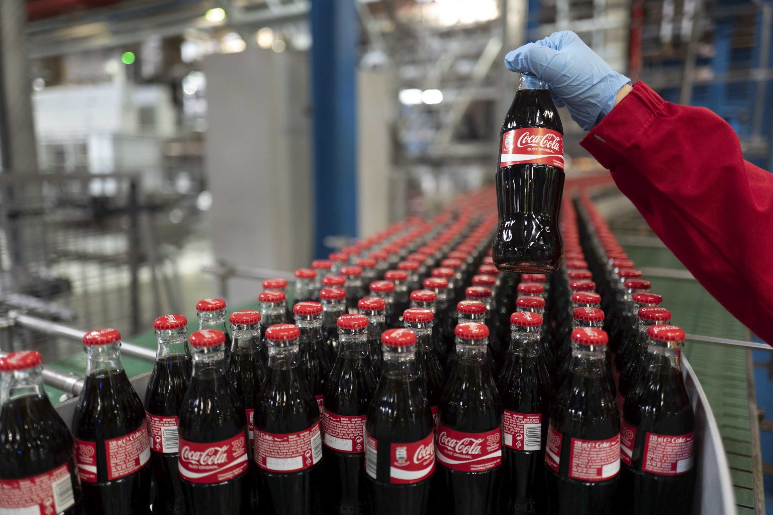 Raport de sustenabilitate Coca Cola România – Ţintele companiei includ: utilizarea în proporţie de 100% de energie electrică din surse regenerabile, creşterea gradului de utilizare a PET-ului reciclat şi înlocuirea frigiderelor cu unele mai eficiente energetic