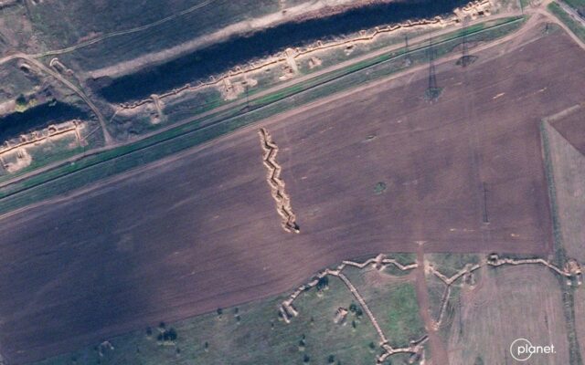 Imagini din satelit arată noi tranșee rusești în nordul Crimeei, aproape de granița cu regiunea Herson