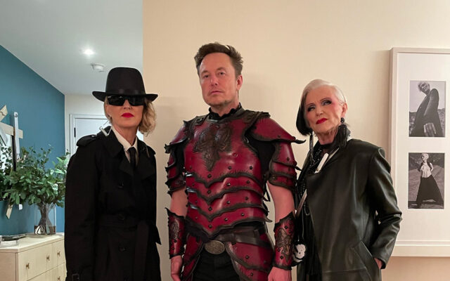 Elon Musk, supererou de Halloween! A pozat alături de mama sa, dar nu la Bran