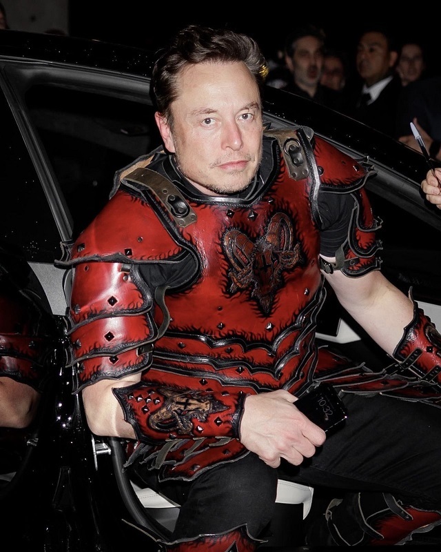 Elon Musk, costumat în samurai, a fost prezent împreună cu mama sa la petrecerea de Halloween organizată de supermodelul Heidi Klumm – FOTO