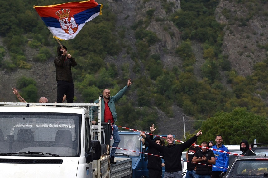 Sârbii minoritari din nordul Kosovo renunţă la posturile din instituţiile de stat pentru a protesta faţă de obligativitatea de a schimba plăcuţele de înmatriculare auto