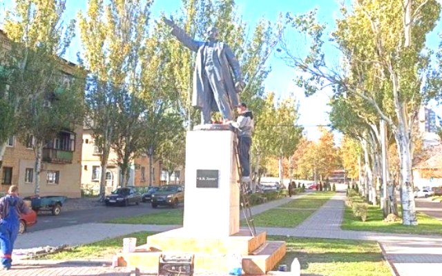 Bolșevizarea Ucrainei. Rușii au montat statuia lui Lenin în centrul orașului Melitopol