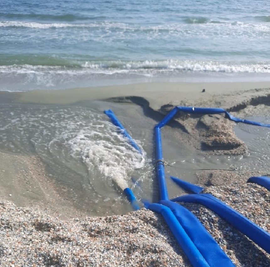 Firmă amendată de Garda de Mediu Constanţa cu 20.000 de lei deoarece evacuarea apei de la lucrările de fundare a unui imobil din Mamaia afecta plaja – FOTO