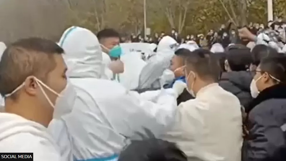 Protest violent în China, la cea mai mare fabrică iPhone din lume – VIDEO