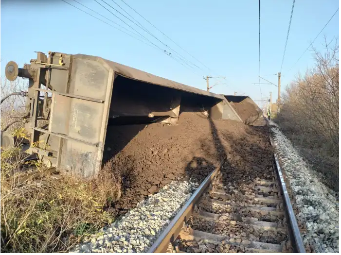 Nouă vagoane ale unui tren de marfă care transporta cărbune au deraiat la ieşire din halta Răcari. Traficul feroviar este blocat. Călătorii din trenurile de pasageri sunt transbordaţi cu autocare