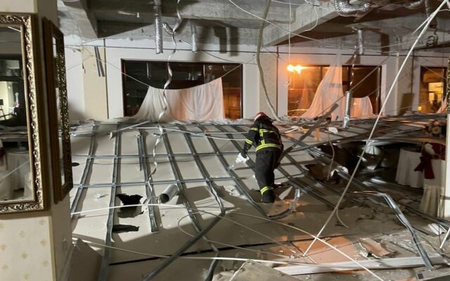 Un tavan fals a căzut peste mese la un restaurant din Brăila. 60 de persoane se aflau în interior
