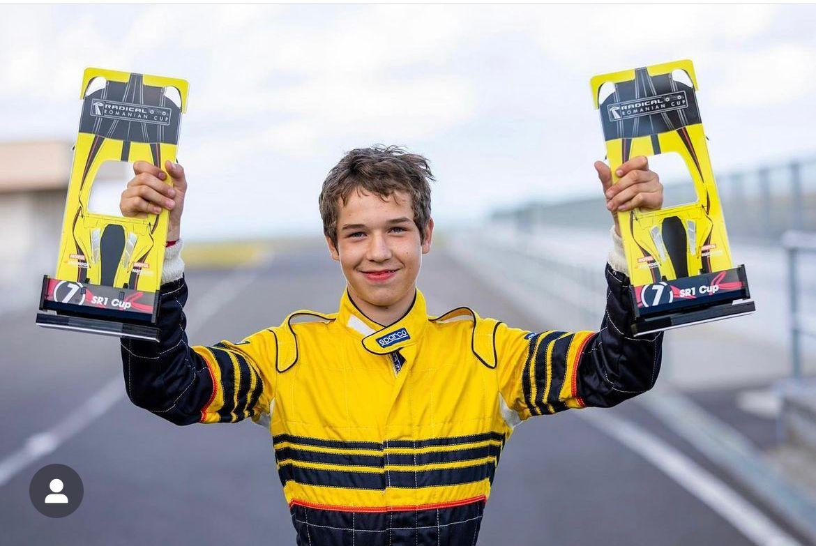 <strong>La 14 ani </strong><strong>conduce o mașină de 100.000 de euro și e</strong><strong> campion de Radical!</strong>