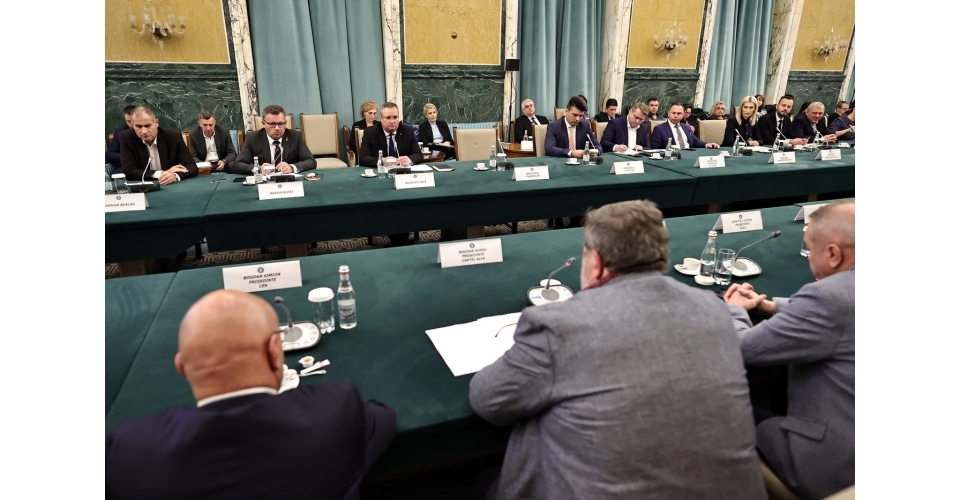 Premierul Ciucă a discutat cu reprezentanţii Consiliul Naţional Tripartit pentru Dialog Social despre stabilirea salariului minim garantat în plată pentru anul 2023