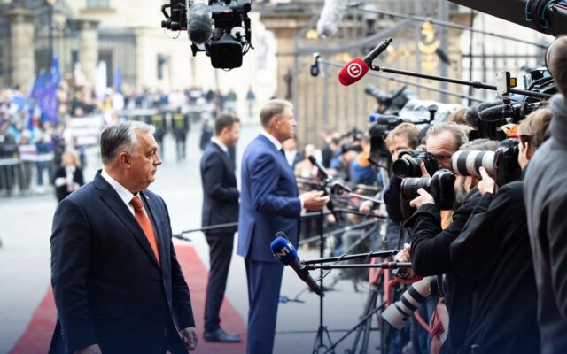 Cum văd jurnaliștii maghiari politica din România: ”Minune, de aproape un an există stabilitate politică”