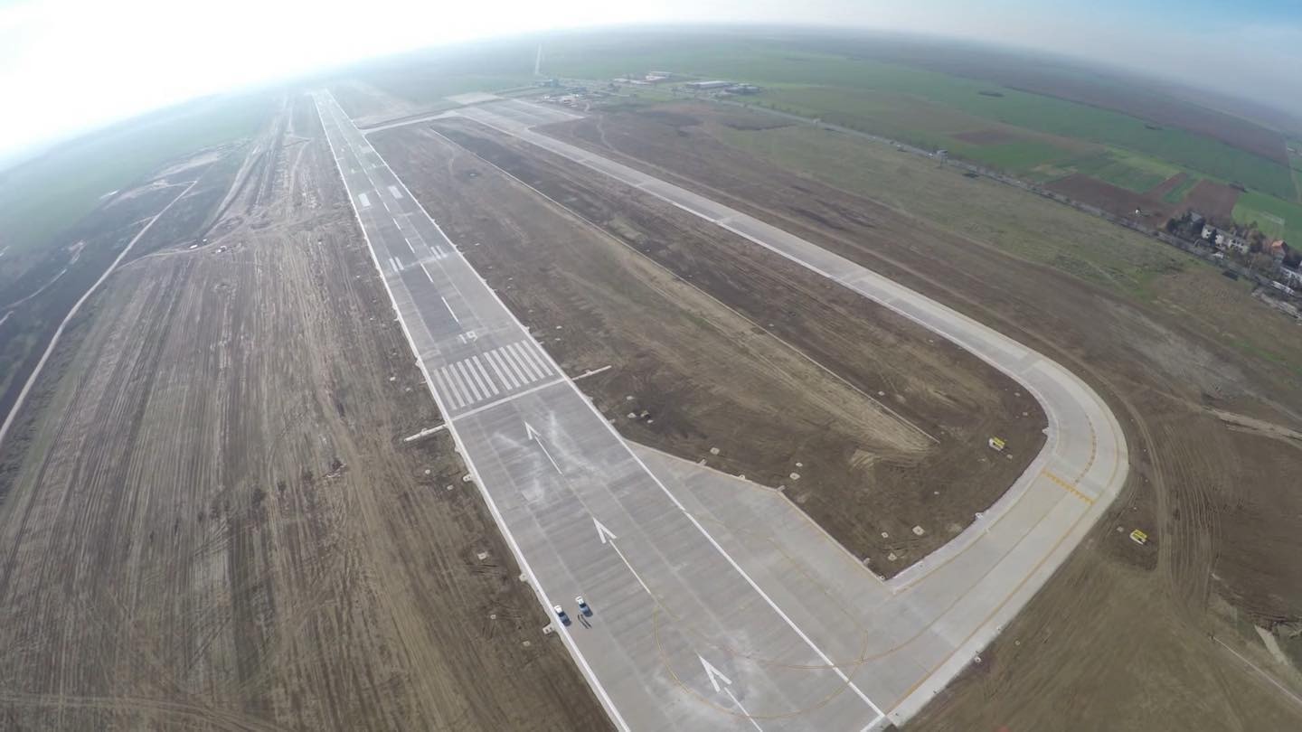 A fost semnat contractul pentru extinderea pistei Aeroportului Oradea / Valoarea investiţiei este de 15,8 milioane euro, fonduri europene
