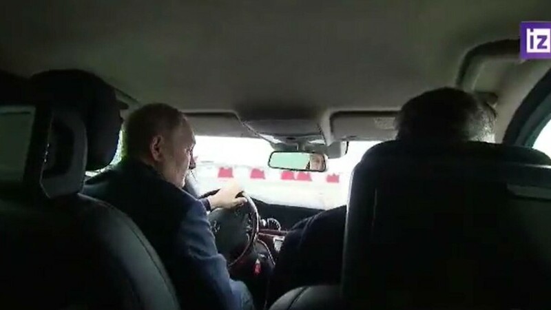 Putin a condus un autoturism pe podul restaurat care leagă Crimeea de Rusia VIDEO