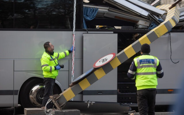 Șoferul autocarului strivit în Pasajul Unirii a virat pe o bandă greșită cu câteva secunde înainte de accident (presa din Grecia)