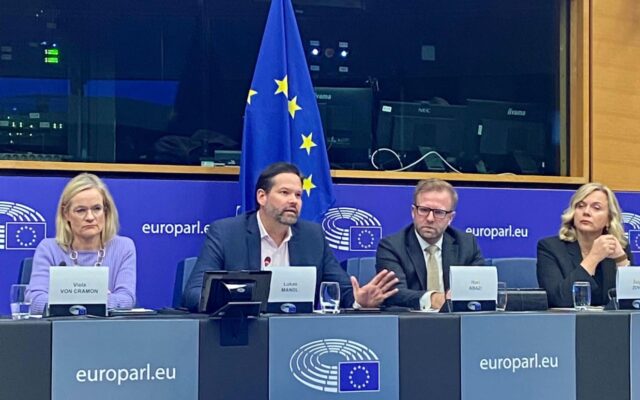 Austriacul Lukas Mandl, întrebat în Parlamentul European dacă „valul” de migranți nu trece și prin Croația. El a evitat un răspuns direct