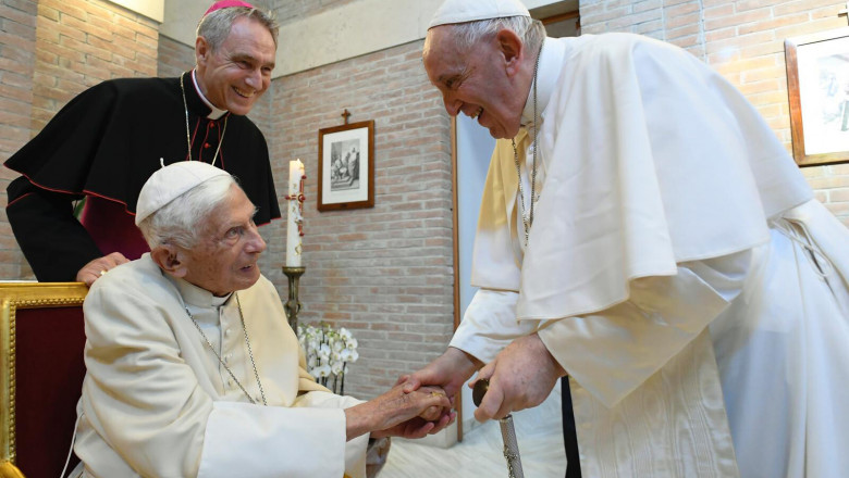 „Nu a mai fost un papă în viață care să îngroape un papă mort”. Starea lui Benedict tot mai precară face dificile deciziile la Vatican