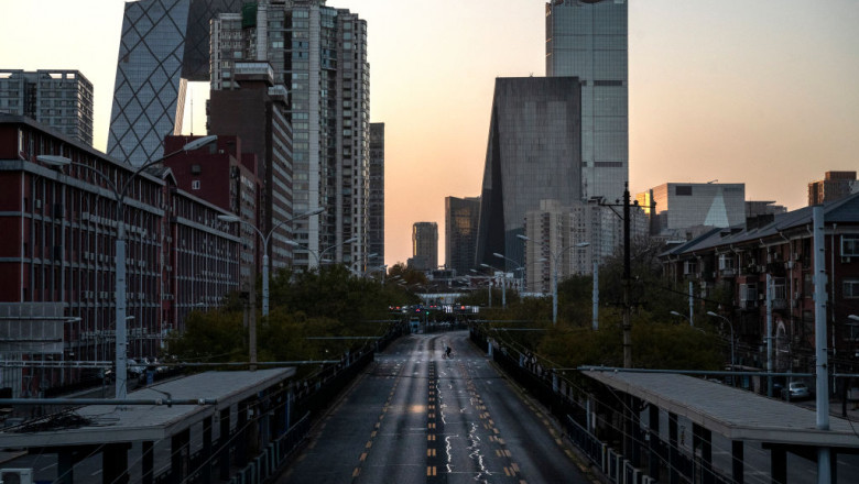 Străzi pustii, magazine goale – noua realitate din Beijingul lovit puternic de un focar de Covid FOTO