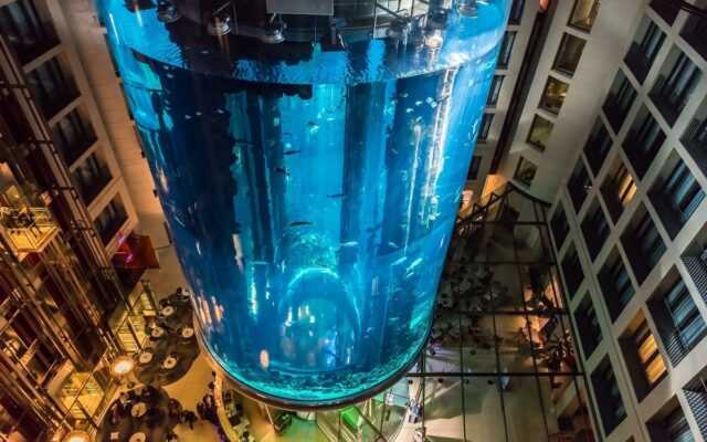 Cel mai mare acvariu cilindric independent din lume s-a spart. Poliție: ”S-au produs pagube incredibile”