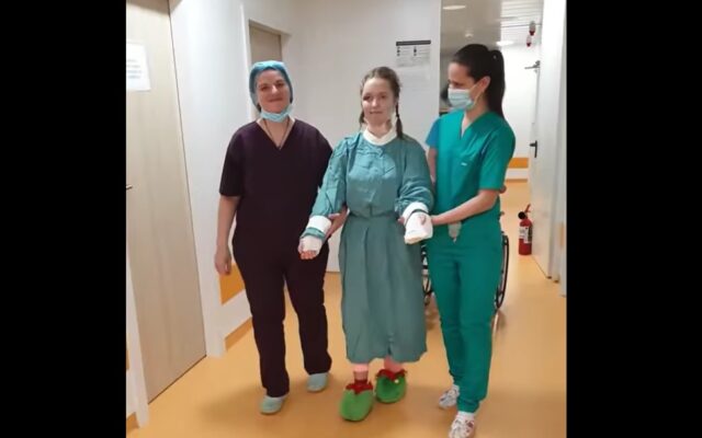 Imagini emoționante cu Alexia, adolescenta căreia chirurgii au reușit să-i replanteze ambele brațe după o intervenție de 20 de ore