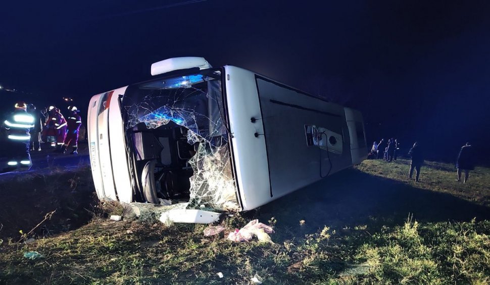 Un autocar s-a răsturnat în județul Arad! 33 de persoane se aflau în el