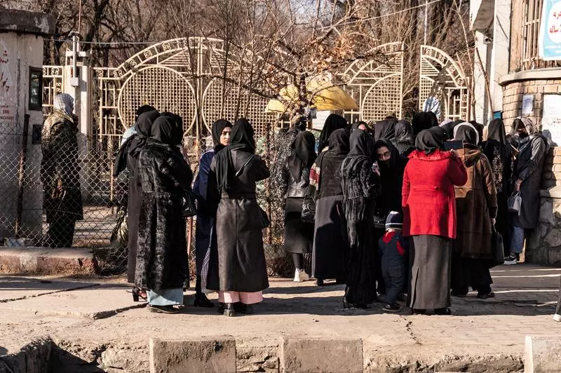 Talibanii au dezvăluit de ce nu le lasă pe femei în universități: ”Purtau rochii ca și cum ar merge la o ceremonie de nuntă”
