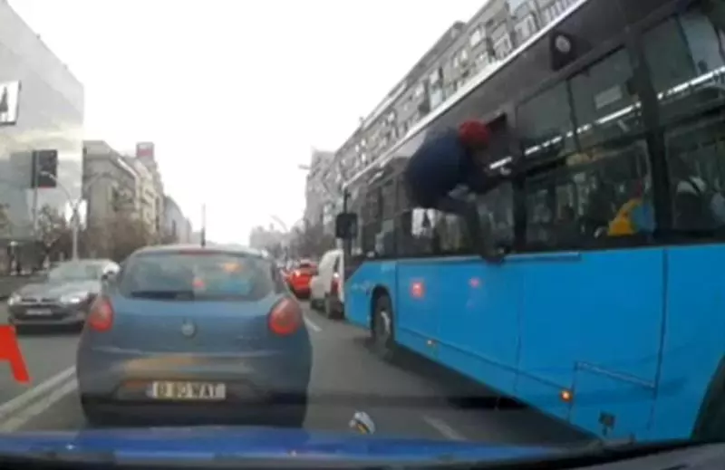 VIDEO Moment ciudat în trafic în București. Un tânăr sare pe geamul unui autobuz