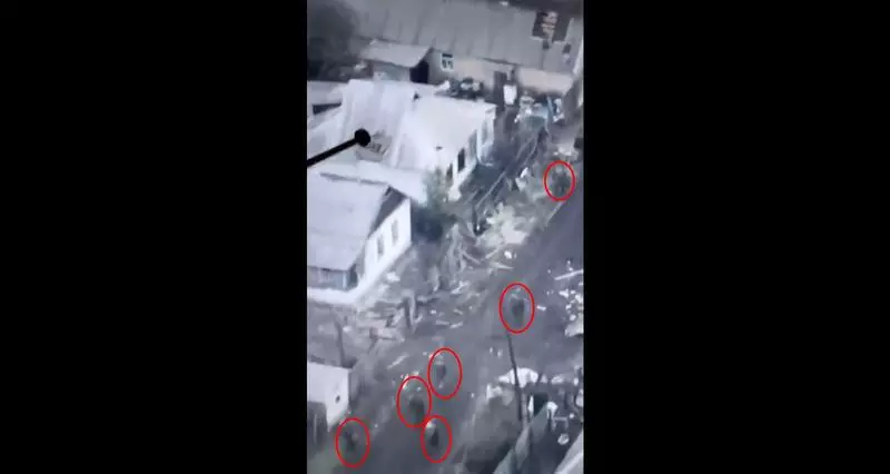 VIDEO Nici n-au știut ce i-a lovit: Cum a spulberat artileria ucraineană un grup de soldați ruși