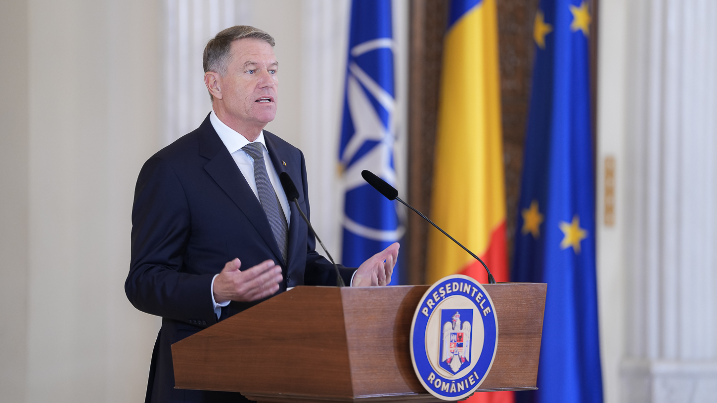 Iohannis a atacat la CCR legea care le permite anumitor străini să își ia cetățenie română mai ușor