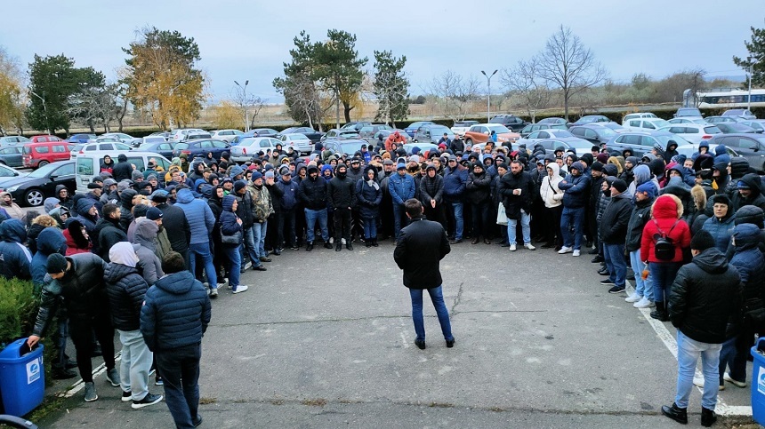 Angajaţii de la Rafinăria Petromidia au încetat protestul / Ei au primit câte 3.000 de lei, reprezentând compensarea facturilor pentru lunile de iarnă / De la 1 martie vor avea o creştere salarială de 1.500 de lei