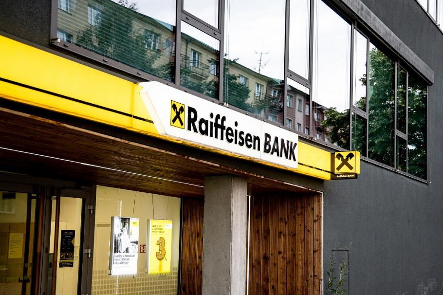 Raiffeisen Bank trece la închiderea conturilor firmelor românești. Măsură de contra-boicot?