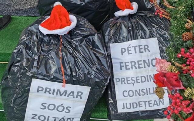 Cadou pentru primar: Am adus şase saci cu gunoi, pe care i-am pus în faţa Primăriei şi i-am înmânat 6.000 de fotografii cu mormanele de gunoi