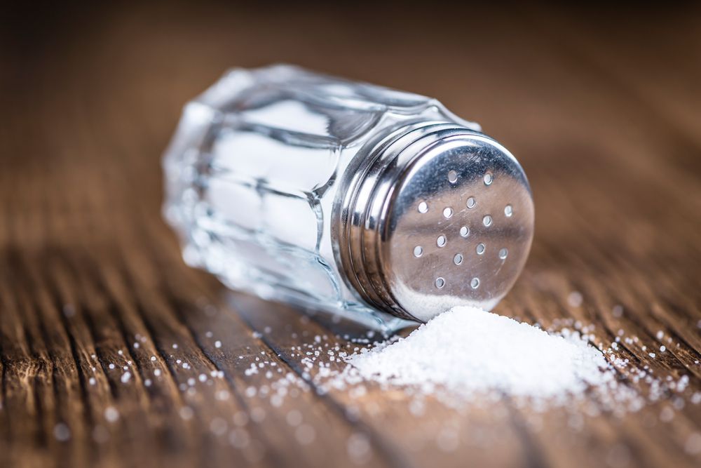 De ce se pune sare în colțurile casei. Trucul care îți va schimba viața
