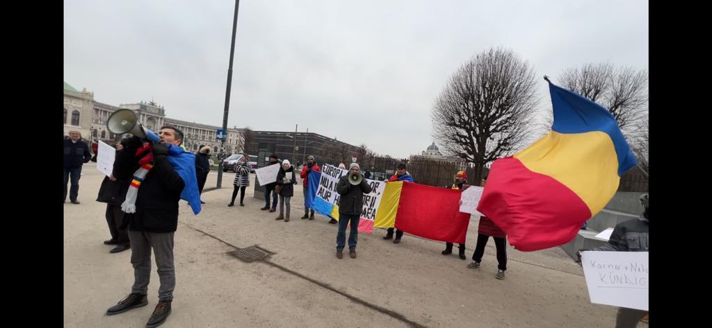 Protest la Viena! Românii din Austria i-au cerut demisia cancelarului Nehammer