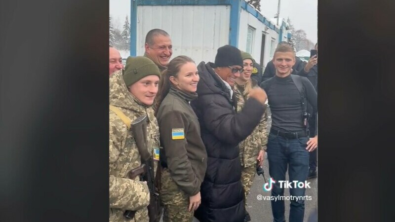 Jean-Claude Van Damme s-a filmat cu soldații ucraineni. Imaginile au devenit virale