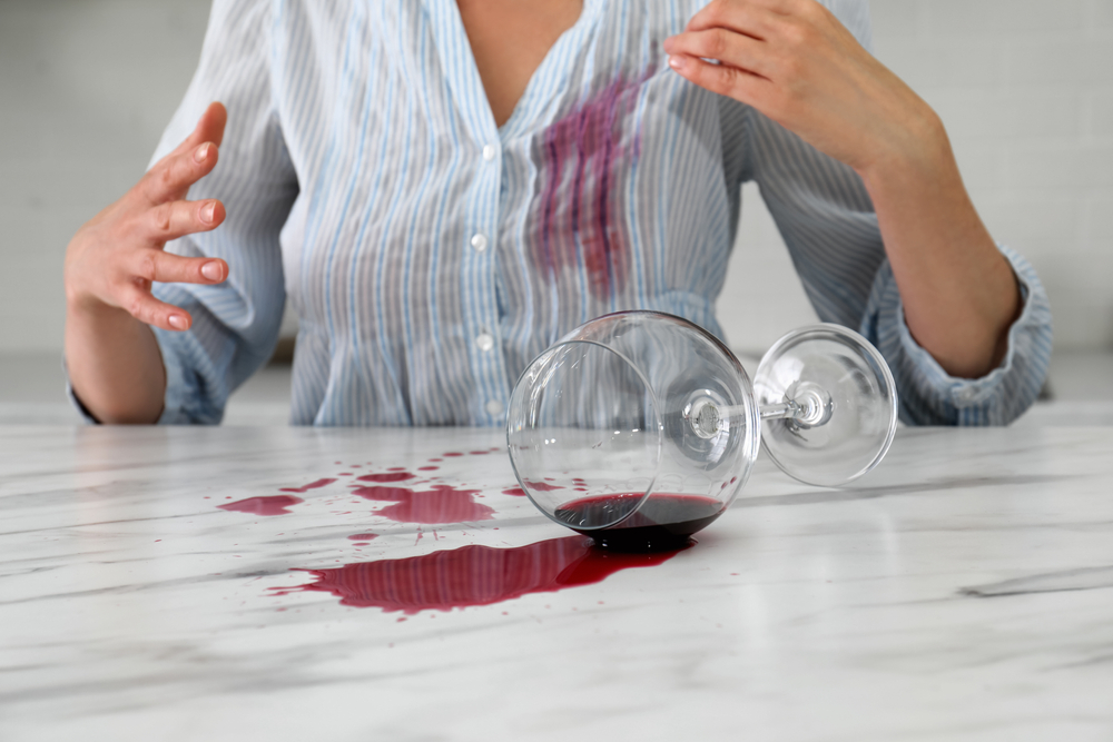 Cum scapi de petele de vin roșu de pe haine