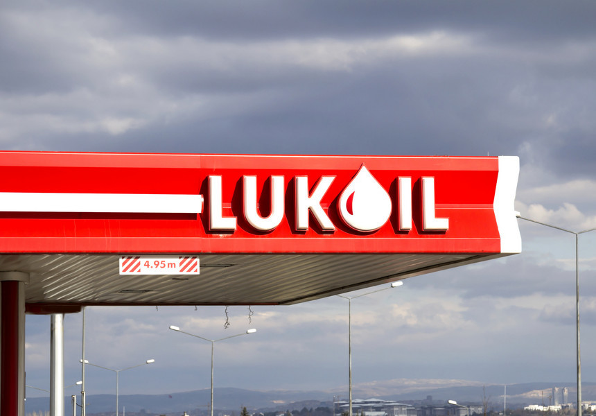 Lukoil şi-a vândut rafinăria din Italia unui consorţiu de fonduri de investiţii şi companii de trading occidentale