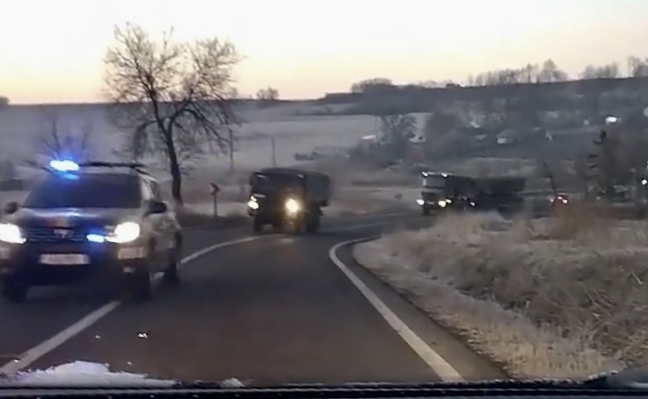 Imagini incredibile. Convoi cu blindate, filmat în România