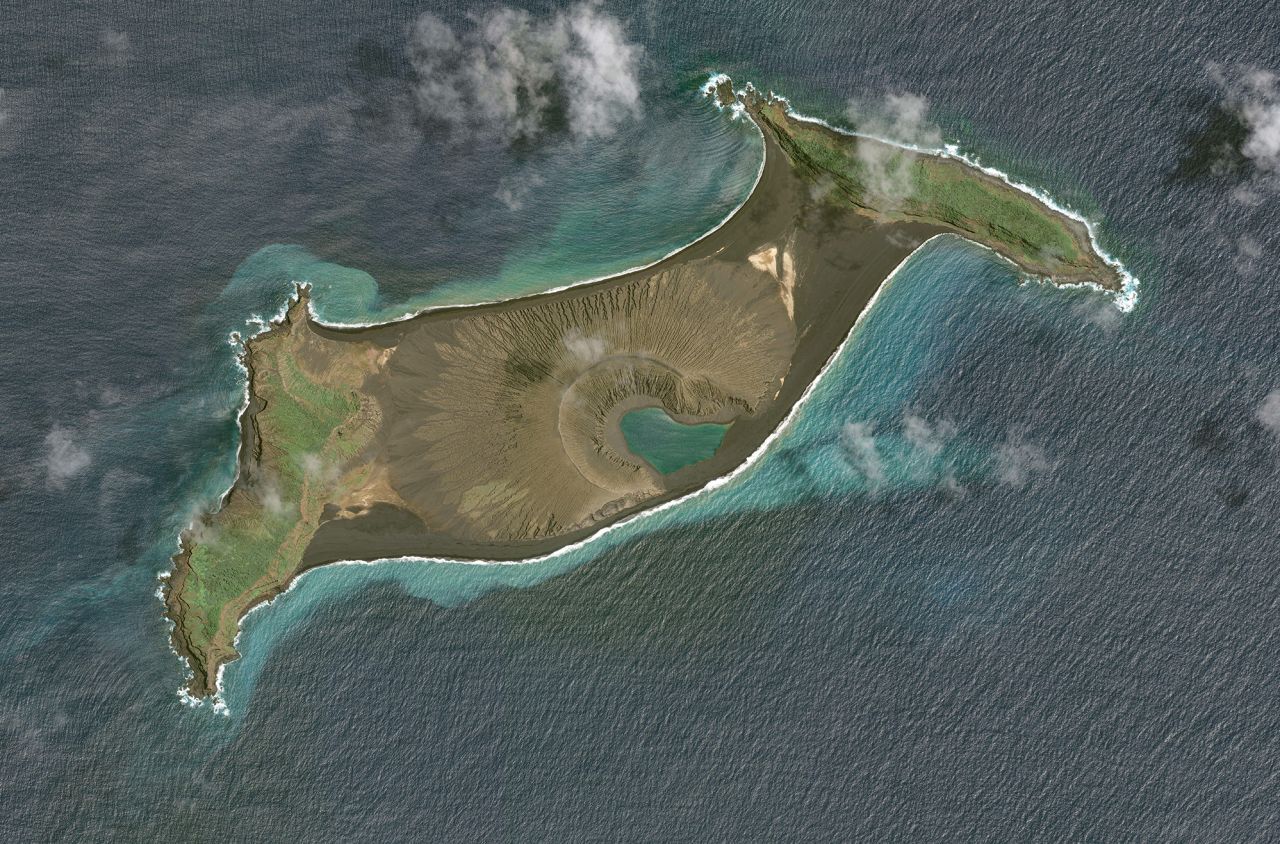 Cea mai nouă insulă de pe Pământ are câțiva ani și ascunde noi forme de viață
