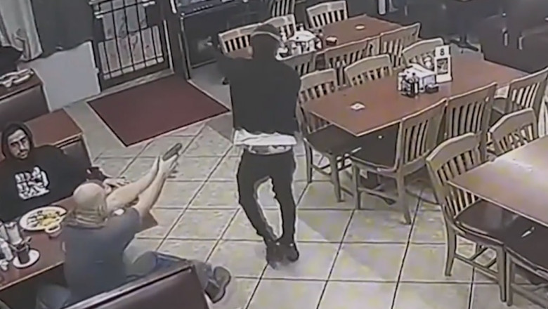Momentul în care un bărbat care lua masa la un restaurant împușcă mortal un hoț înarmat și le înapoiază banii clienților VIDEO