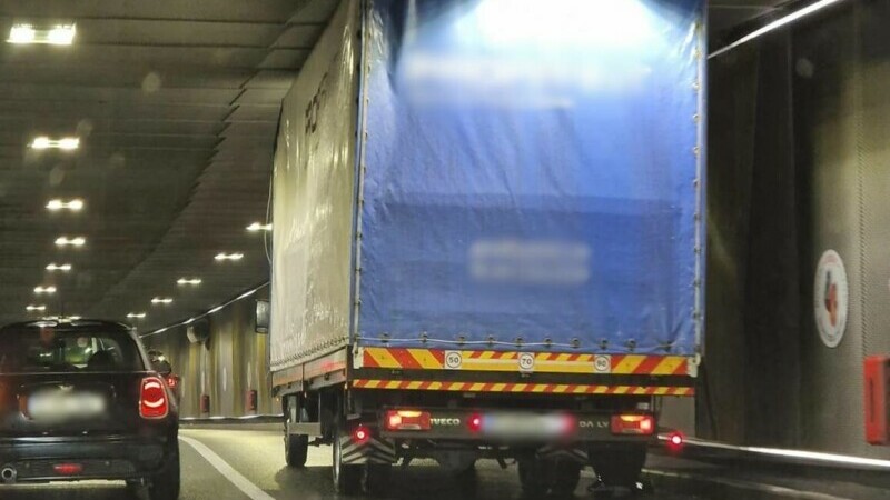 Un camion a  rămas blocat în Pasajul Unirii din București. Primele declarații ale șoferului: „Nu am văzut”