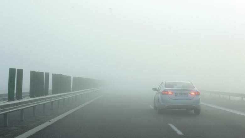 Atenție, șoferi! Ceață pe mai multe șosele din ţară, dar şi pe autostrăzi