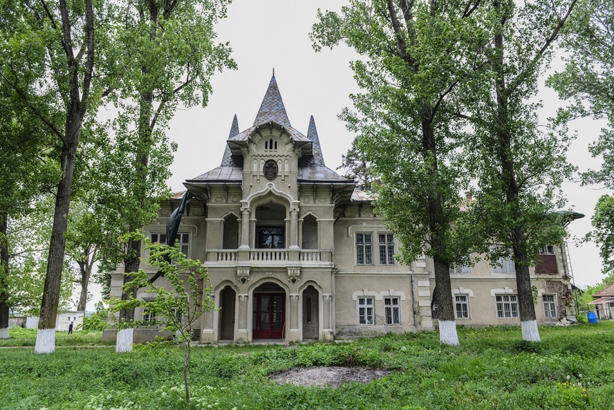 Un conac în stil neogotic din judeţul Neamţ se vinde cu 350.000 de euro – FOTO