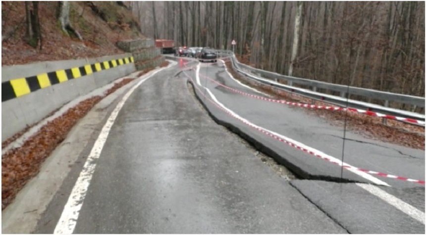 Vâlcea: Restricţii de tonaj pe drumul judeţean care duce spre mănăstirea Frăsinei, afectat de o alunecare de teren. Drumul a fost redeschis traficului – FOTO