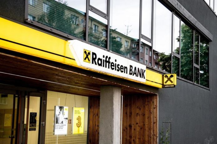 Palmă grea pentru Raiffeisen. Banca nu poate închide arbitrar conturile firmelor românesti