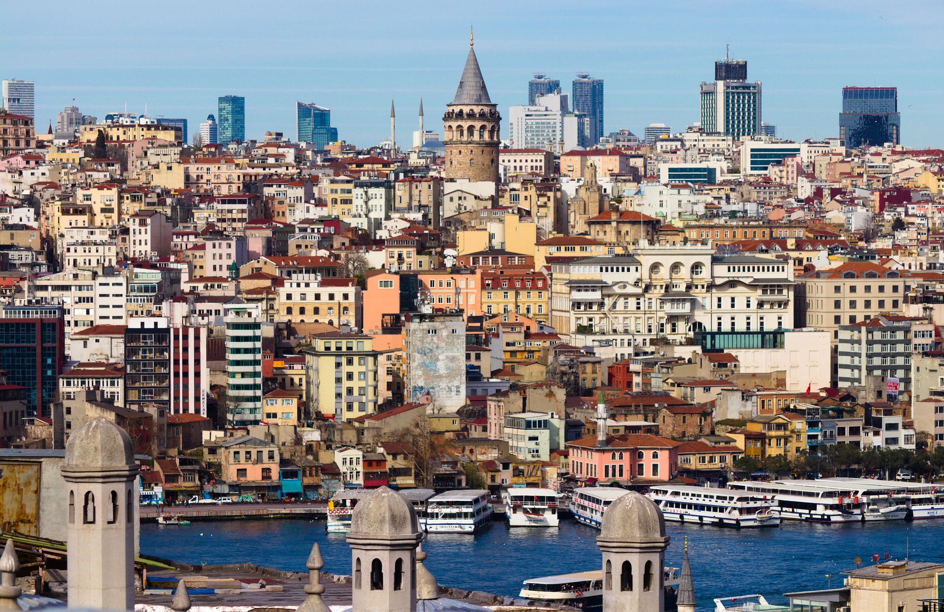 Vești proaste pentru turiștii românii care merg în Turcia. A fost introdusă o taxă controversată